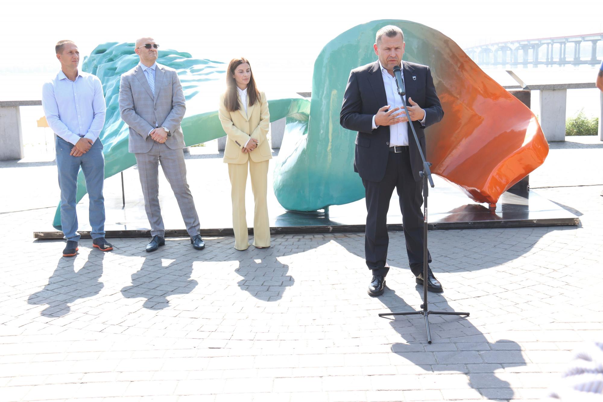 Увидеть и услышать, как звучит Днепр: в городе презентовали необычную скульптуру